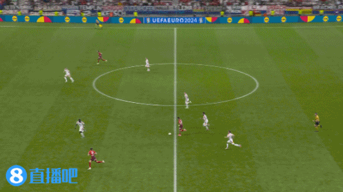 诺伊尔本场比赛做出2次扑救 预计扑救0.58球 长传12次成功4次 评分6.6分