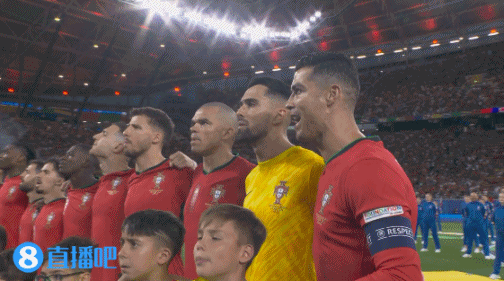 老手！葡萄牙队正式祝贺C罗：首位6次参加欧洲杯的球员！