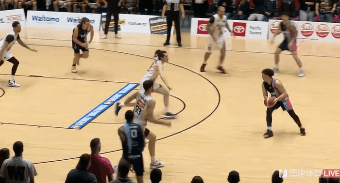 怀伊在最后一节落后公牛队两位数的情况下 随后轰出一记13-2的三分球扭转战局 